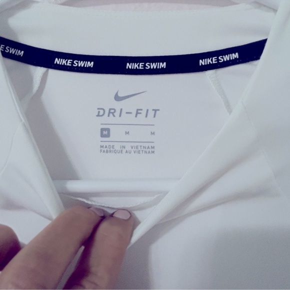 Nike Swim Dry Fit Long Sleeve Tee Sz M ✨AWESOME✨ - Picture 2 of 6
